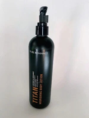 Loción corporal nutritiva Pure Romance para hombre Titan 12 fl. oz. Bergamota y cuero Foto 1 de 4