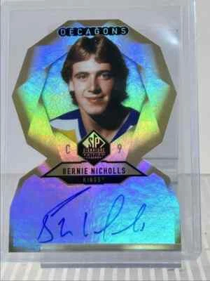 BERNIE NICHOLLS 2020-21 UD SP EDICIÓN FIRMA LEYENDAS DECAGONES AUTOMÁTICO Foto 1 de 2