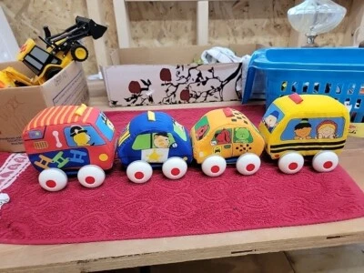 Детский набор из 4 мягких игрушечных городских транспортных средств автобусов Melissa & Doug K's  - Изображение 1 из 4