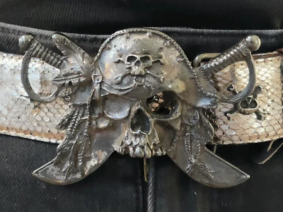 Damen Ledergürtel mit Piraten Motiv, Nieten und Metallkette - Bild 1 von 4