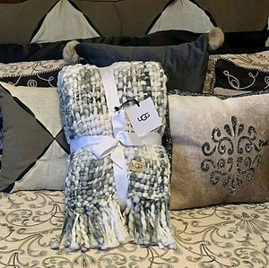 NUEVO CON ETIQUETAS UGG® "EMILIA" Manta con flecos 50"x70" Guijarro y Salvia 100% Acrílico suave  - Imagen 1 de 12