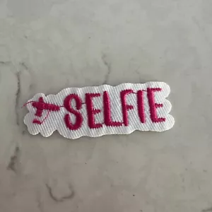 Parche SELFIE bordado planchado palabras rosa apliques niñas insignia costura y artesanía - Imagen 1 de 3