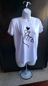 Trendy "Finger Heart" T-shirt for women - Picture 1 of 1