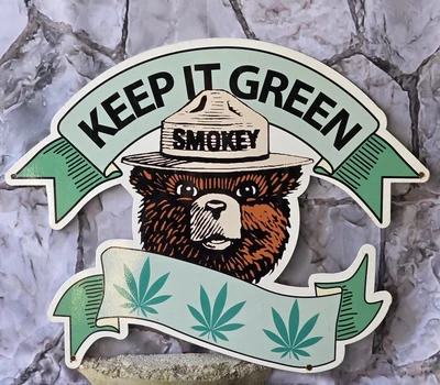 БОЛЬШОЙ ВИНТАЖНЫЙ ФАРФОРОВЫЙ ЗНАК SMOKEY 'KEEP IT GREEN' 24 дюйма x 18,5 дюйма - Изображение 1 из 4