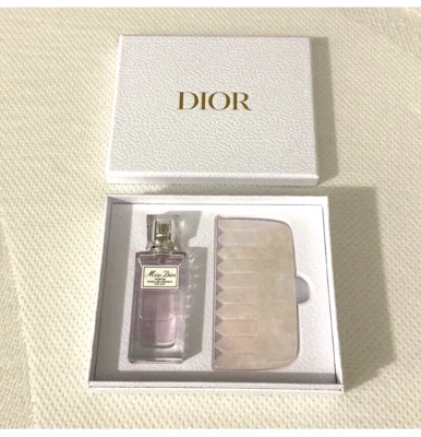 Подарочный набор DIOR Miss Dior туман для волос 1 унция / 30 мл с расческой из розового кварца и подарочной коробкой - Изображение 1 из 4