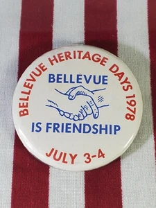 Prendedor de botón vintage 1978 Bellevue Iowa Heritage Days "Bellevue is Friendship" - Imagen 1 de 2