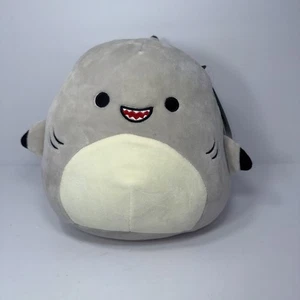 Squishmallows Gordon Gris Tiburón Gris 8” Peluche Escuadrón de Verano ERROR DE ETIQUETA - Imagen 1 de 6