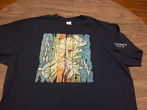 Camiseta Lakeville Minnesota Limpieza de Cuencas Día de la Tierra Iguana Logotipo XL Azul Marino - Imagen 1 de 9