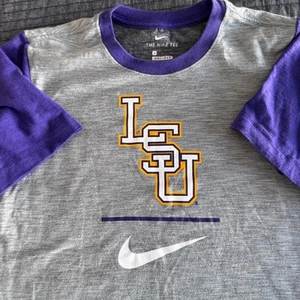 NWOT Nike Dri Fit NCAA LSU Tigers Purple Logo Cotton Performance Shirt Mens S - Picture 1 of 10