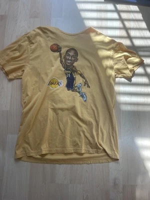 CAMISETA ADIDAS ORIGINALS KOBE BRYANT CARICATURA DORADA HOMBRE TALLA XL Foto 1 de 4