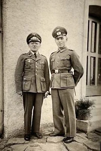 Foto de oficiales alemanes de la Segunda Guerra Mundial fuera del edificio - Imagen 1 de 3