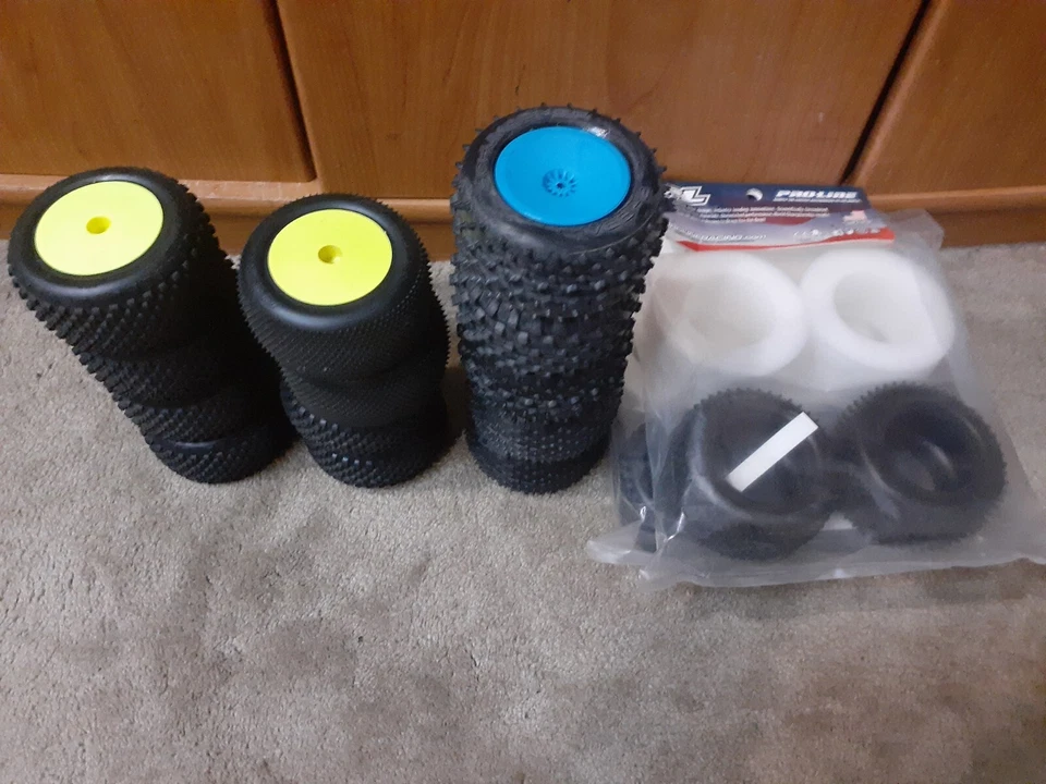 LOT of artificial turf truck tires 9 pairs with rims ( associate hex) and others - Image 1 of 4