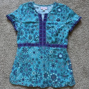 koi By Kathy Peterson Scrub Top Snowflakes Purple Turquoise Pockets EUC - Picture 1 of 9