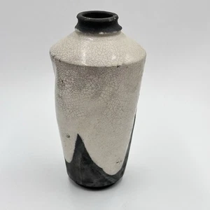 Jarrón de cerámica Raku blanco negro esmalte craquelado firmado por artista RS - Imagen 1 de 13