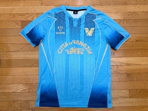 Venezia NOCTA Fußball Trikot Blau Third Kit 2024/2025 Neu ohne Etikett Futbol - Bild 1 von 5