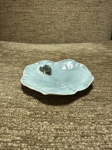 Schöne Royal Copenhagen FROSCH AUF EINEM FLIEDERYPAD Schmuckschale Nr2477 - A/F - Bild 1 von 3