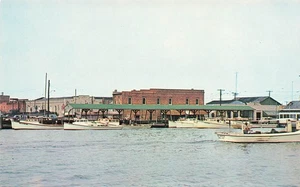 CRISFIELD MD THE MARINA AND WATERFRONT 1950s VINTAGE POSTCARD 100325 U - Picture 1 of 2