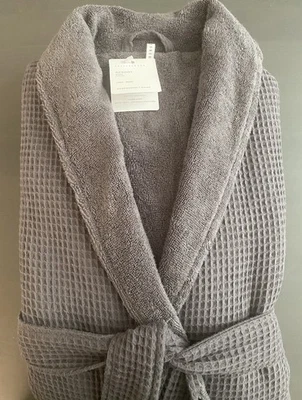 NUEVO CON ETIQUETAS Bata Pottery Barn Waffle Weave Resort Acogedora Suave Grande, Gris Carbón “J” Foto 1 de 4