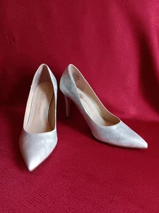 ROCK & REPUBLIC Women’s Size 10 M Shoes Heels Pumps Silver Faux Leather - Picture 1 of 10