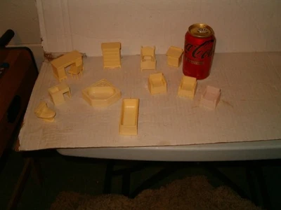 Escritorio y silla de plástico vintage para casa de muñecas, bañera, inodoro, cuna, fregadero, sillas Foto 1 de 4