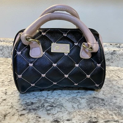 Mini bolso bandolera de cuero vegano negro/rosa LUV BETSEY-Betsey Johnson Foto 1 de 4