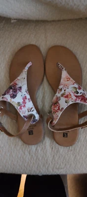 White Mountain ~ Sandalias planas/tanga florales para mujer ~ correa ajustable 9M/cómodas Foto 1 de 4