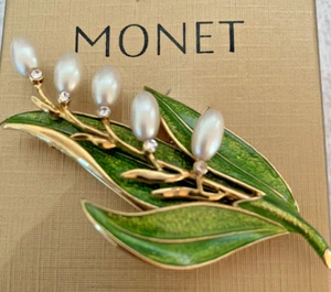 VINTAGE MONET GREEN ENAMEL AND FAUX PEARL LEAF BROOCH. PRE-OWNED. SIGNED. - Picture 1 of 2
