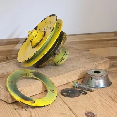 JOHN DEERE 855 955 F935 970 4200 4400 72IN MOWER DECK SPINDLE / HOUSING AM101887 - Image 1 of 4