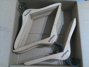 Posten von 21 Timberland seltene dicke Holz Einzelhandel Kleiderbügel - *sehr guter/sehr guter Zustand* - Bild 1 von 3