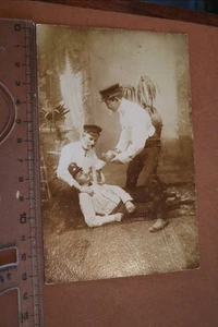 tolle alte Fotokarte - drei Männer Matrosen ? füllen einen ab - 1900-1910 ? - Picture 1 of 2