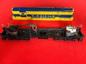 LIONEL MPC BLUE/YELLOW VIRGINIAN 6-8905 FAIRBANKS MORSE TRAINMASTER C8 - Picture 1 of 9