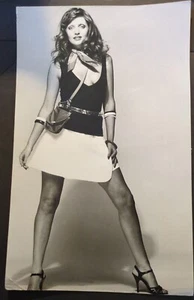 1976 Originale Grande Giornale Regno Unito Foto Moda Alto Leggy Bruna Mini-Gonna vv - Foto 1 di 2
