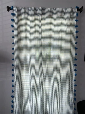 Занавеска Anthropologie Aqua в синюю полоску с отделкой Blue Pom Pom 50x96 - Изображение 1 из 4