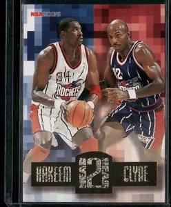 Clyde Drexler / Hakeem Olajuwon 1996-97 Hoops Head 2 teste #HH4 Houston Rockets - Foto 1 di 2
