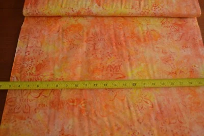 Por 1/2 yarda, naranja floral sobre amarillo Tonga Batik, Timeless Treasures/B7809, B791 Foto 1 de 4
