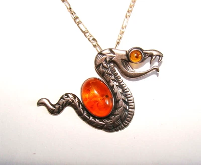 Colgante serpiente ámbar tallado en plata de ley unisex y collar Figaro de 18" Foto 1 de 4