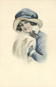 Sombrero de moda mujer bonita de los años 20 postal coloreada a mano 25-2782 - Imagen 1 de 2