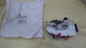 Pestillo de puerta Mopar 04589417, original OEM, NUEVO, G4 - Imagen 1 de 10