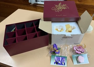 lotto 2 pezzi Danbury come nuovi delicati ornamenti floreali carte e scatola iris camelia - Foto 1 di 11