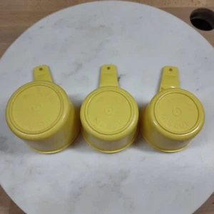 Vintage Tupperware Yellow Gold Nesting Measuring Cups 1 Cup 3/4 Cup 2/3 Cup - Picture 1 of 7