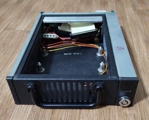 DE100i-CSWB Kingston Data SCSI HDD REMOVABLE ENCLOSURE FRAME/CADDY HOT SWAP TRAY - Picture 1 of 11