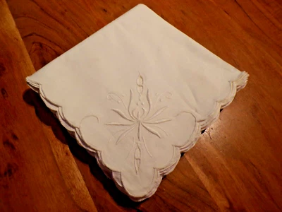 Linge ancien Lot de 12 Serviettes en coton  blanc avec broderies - Photo 1/4