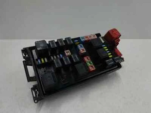 2005-2010 CHRYSLER 300C FUSE BOX BOARD MODULE P04692233AD - Picture 1 of 4