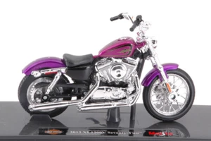 Maisto HARLEY DAVIDSON XL 1200V SEVENTY-TWO 2013 PURPLE 1:18 - Foto 1 di 1