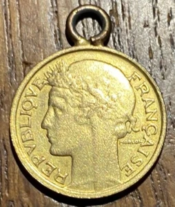 PIECE DE 50 CENTIMES MORLON BRONZE ALU MONTEE EN PENDENTIF (1139) - Picture 1 of 2