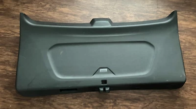 2018-2023 CHEVROLET TRAVERSE TAMPA TRASEIRA TAMPA ELEVATÓRIA PAINEL INFERIOR ACABAMENTO FABRICANTE DE EQUIPAMENTO ORIGINAL - Imagem 1 de 4