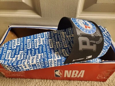 RYDER NBA *76'ERS PRINT SLIDE* COLORS~BLACK/BLUE /WHITE SIZE 9 M - Image 1 of 3
