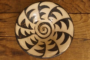 Antique Black & White Mexican Pottery 3 Legged Bowl Dish Spiral Design - Picture 1 of 3