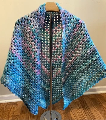 Poncho/envoltura de ganchillo punto abuela hecho a mano talla M-L, tonos ombre de azul Foto 1 de 4