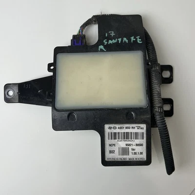 2017 HYUNDAI SANTA FE RIGHT SIDE BLIND SPOT RADAR SENSOR MODULE 95821-B8500 - Image 1 of 4